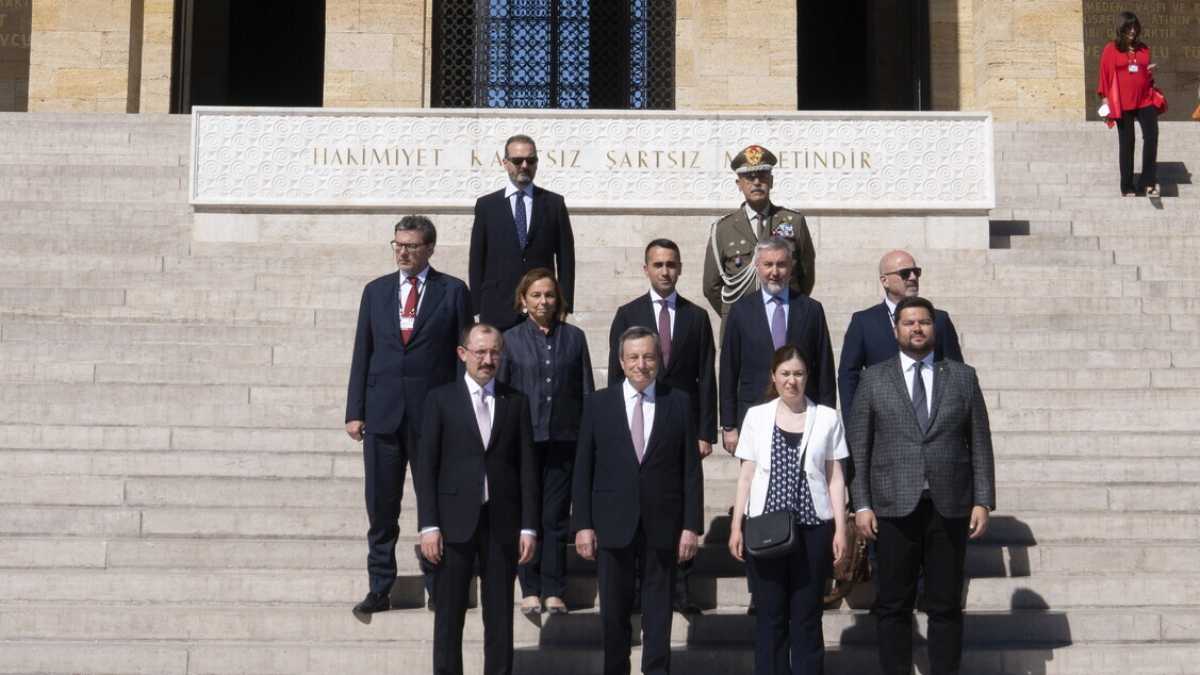 Immagine di Lo scirocco di Draghi. Il premier porge la mano a Conte, il "ragionevole".