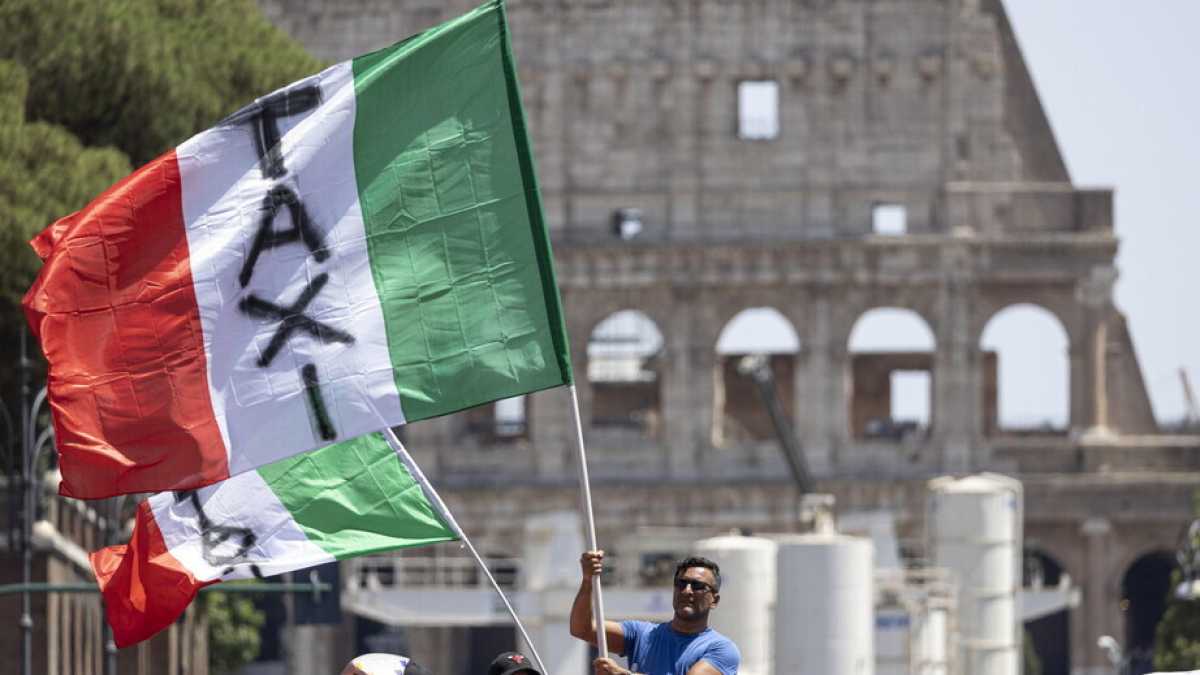 Immagine di Draghi lasciato da solo sui taxi. Ahi