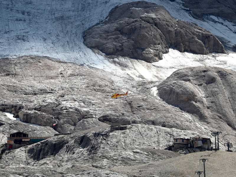 Un elicottero per il soccorso sorvola la Marmolada (Ansa)