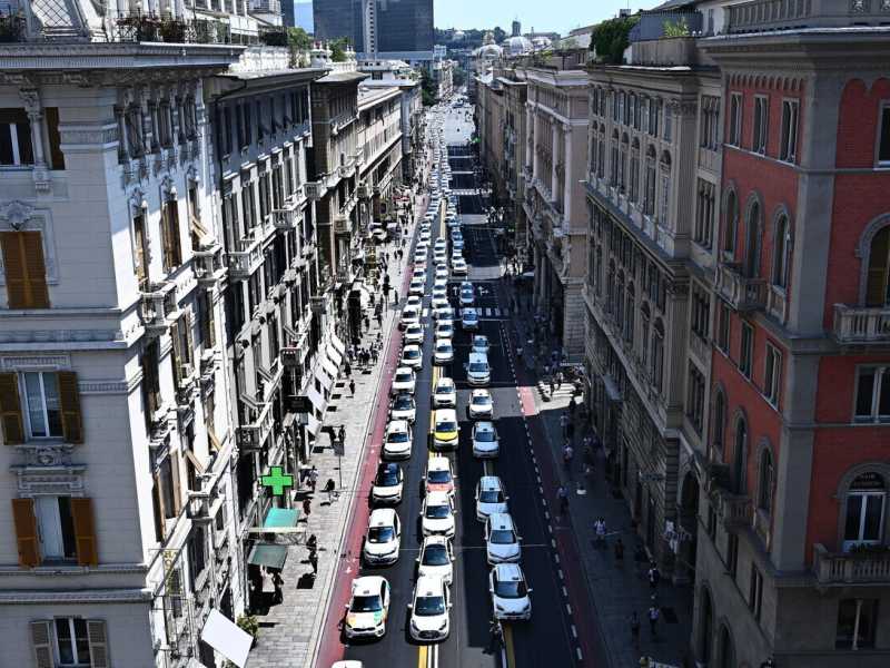 Manifestazione di protesta dei tassisti genovesi (Foto di Ansa)