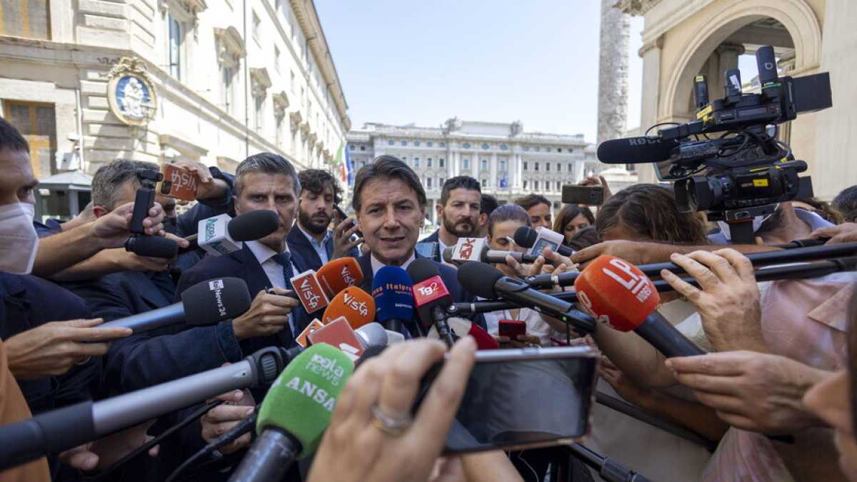 Immagine di Conte: "Abbiamo un piede fuori dal governo Draghi. Il Pd? Niente diktat"