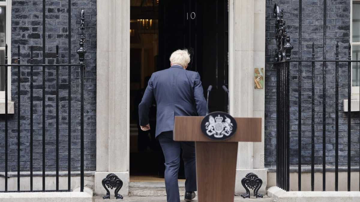 Immagine di Boris Johnson si dimette e dice che gli rode