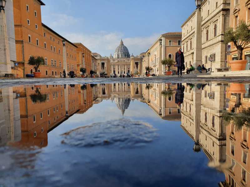 Idee via Vatican News per far finire la guerra: l’Ucraina si arrenda subito