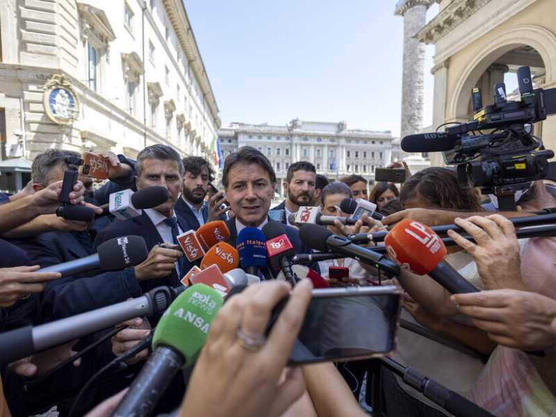 Conte: "Abbiamo un piede fuori dal governo Draghi. Il Pd? Niente diktat"