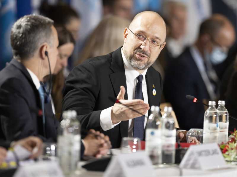 Il primo ministro ucraino Denys Shmyhal, a destra, accanto al presidente svizzero Ignazio Cassis (Michael Buholzer/Keystone via AP) <br />