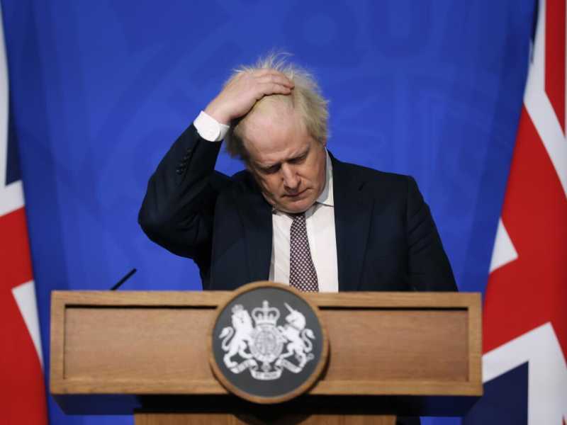 Il premier inglese balbetta di fronte all’ammutinamento dei suoi Tory