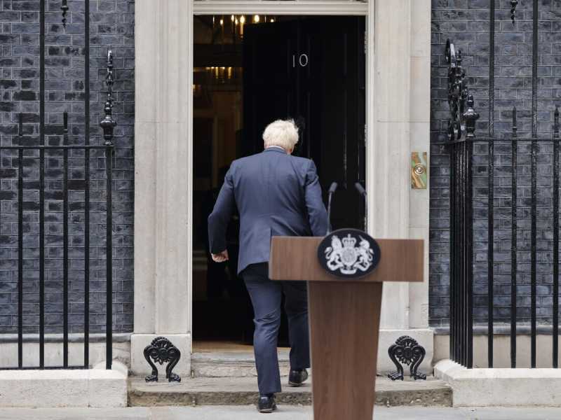 Boris Johnson, dopo la conferenza stampa in cui ha annunciato le dimissioni (Ansa)<br />