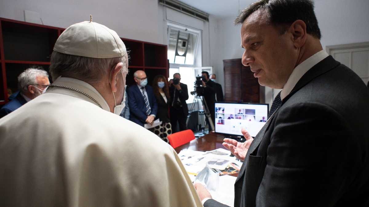 Immagine di L’Osservatore Romano: "Opinioni libere sulla guerra". Ma la Chiesa non dovrebbe proclamare la Verità?