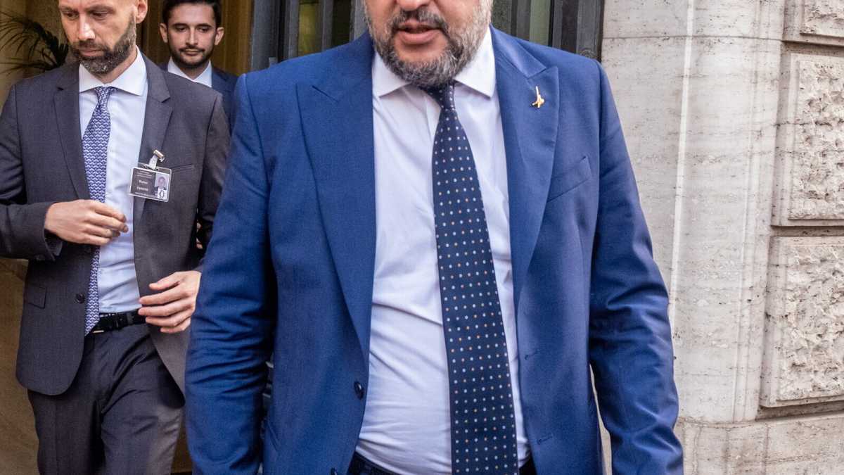 Immagine di Salvini depone i propositi di rottura. Ma non del tutto: "Decideremo a Pontida"