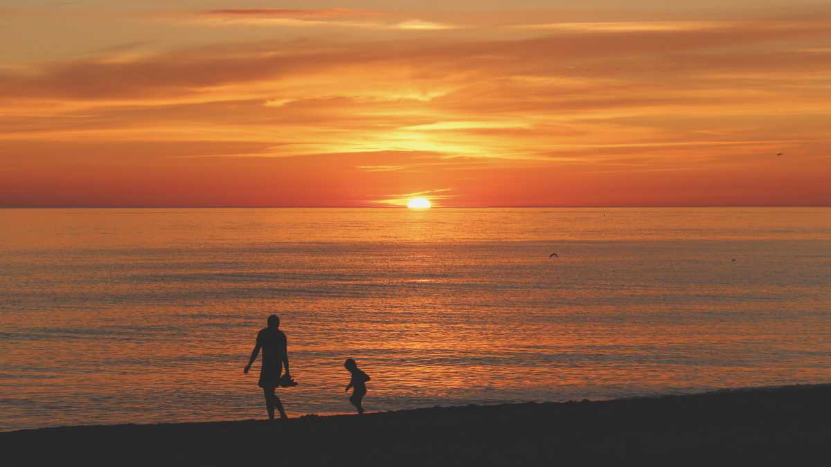 Immagine di I tuffi dalle spalle, i baci, i lividi e poi ignorarsi alle feste. L’amore è andato al mare