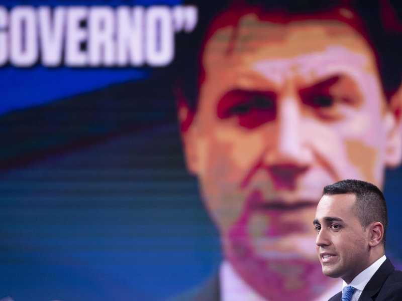 Luigi Di Maio e, sullo sfondo, Giuseppe Conte (Ansa)
