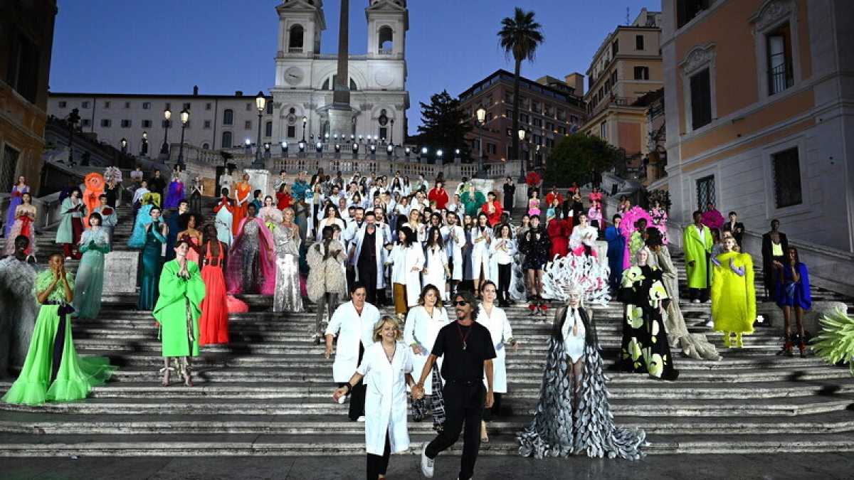 Immagine di La sfilata Valentino e la bancarella in fiamme: sogno e realtà dell'uomo