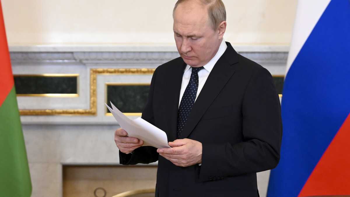 Immagine di Putin promette riposo alle truppe e si riorganizza: quale sarà la prossima mossa?