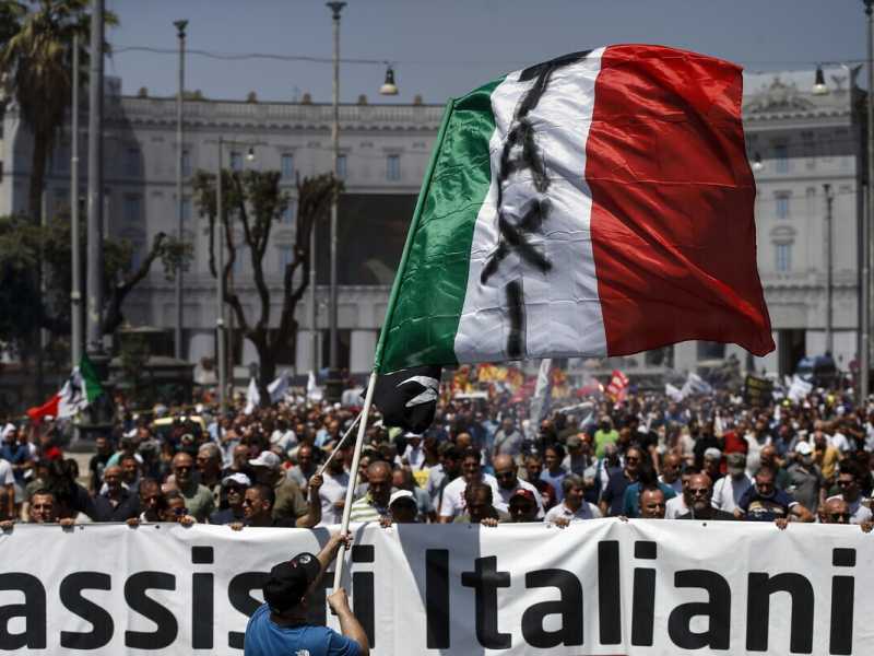 Destra e Pd si fanno imbeccare dai tassisti: l'ultima frontiera della Concorrenza. Ma Draghi non cede