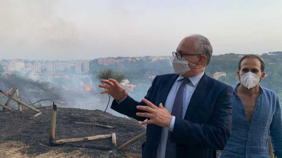 Immagine di Gualtieri dice che gli incendi non lo fermeranno. Ma la vera domanda è: lui sa fermare gli incendi?