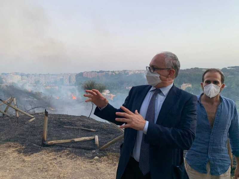 Gualtieri dice che gli incendi non lo fermeranno. Ma la vera domanda è: lui sa fermare gli incendi?