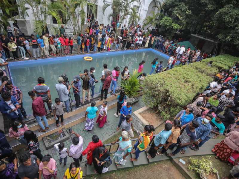 L'assalto alla piscina nella residenza presidenziale a Colombo, Sri Lanka (foto di Ansa)