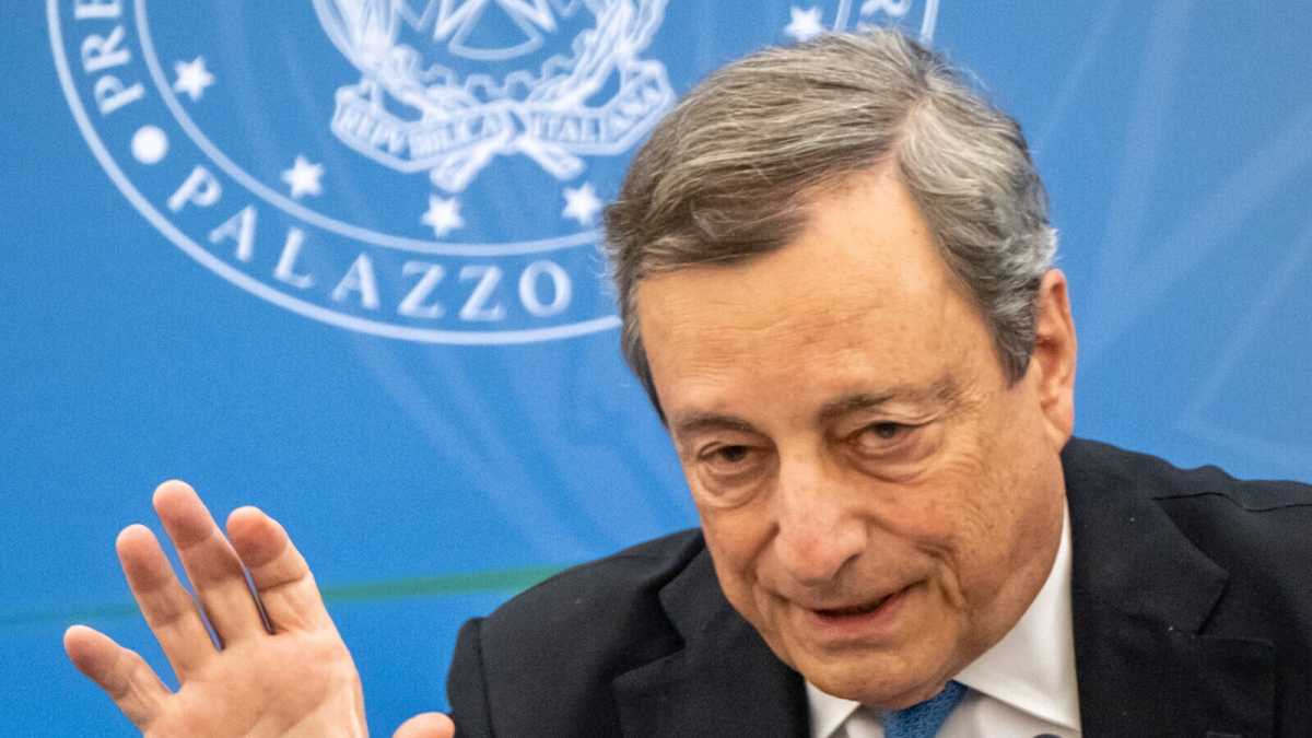 Immagine di Draghi avvisa M5s e Lega: "Basta ultimatum". Il voto non è più tabù