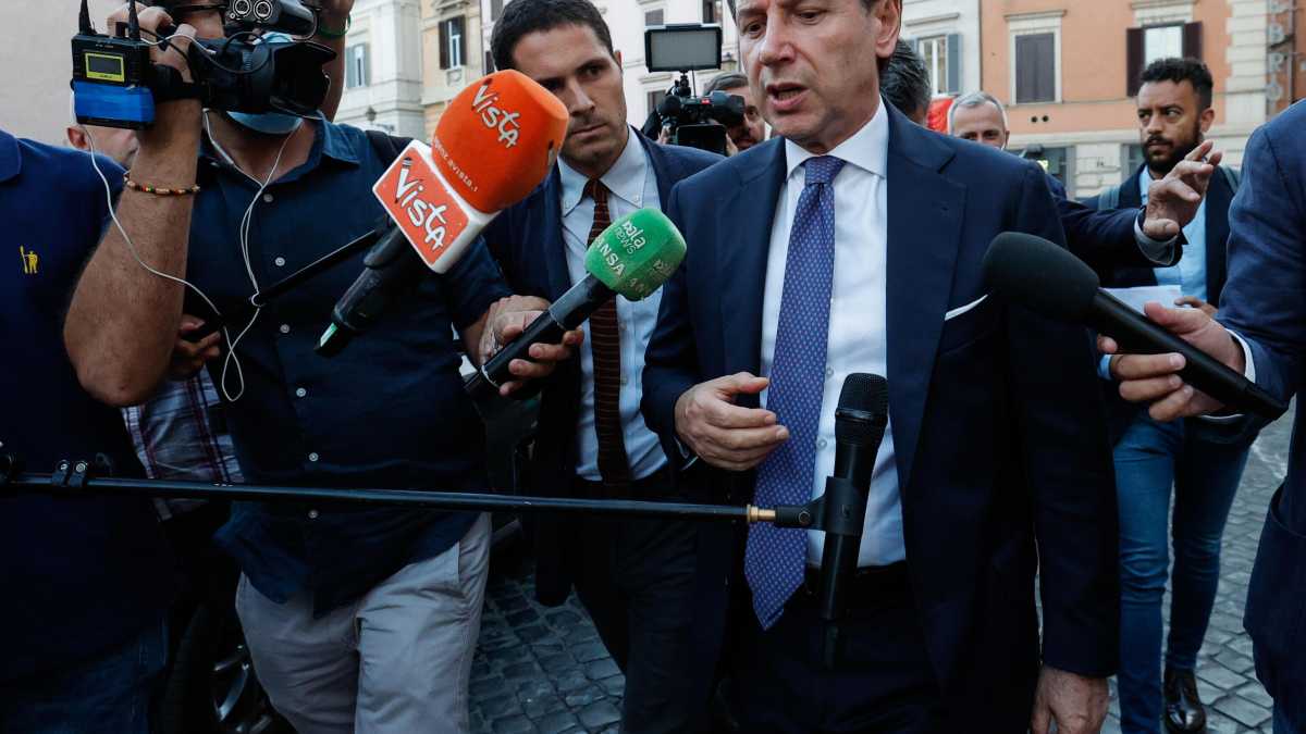Immagine di Crisi di governo, telefonata tra Conte e Draghi. Letta: "Avanti solo con l'attuale maggioranza"