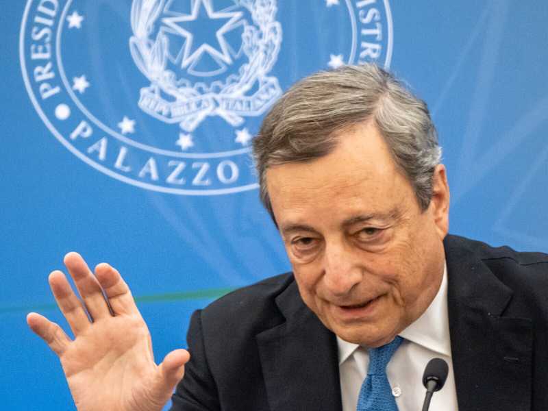 Draghi avvisa M5s e Lega: "Basta ultimatum". Il voto non è più tabù