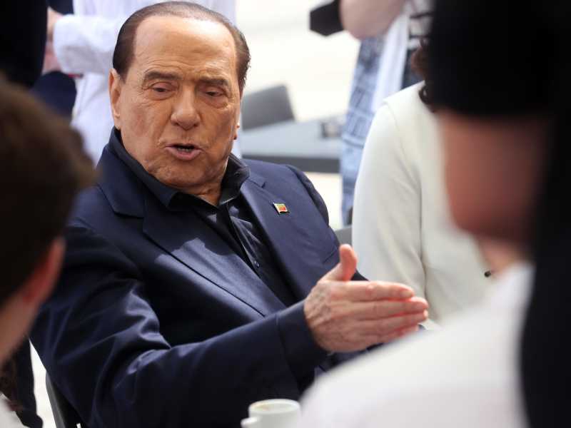 Berlusconi: "Avanti con Draghi, anche senza i 5 stelle"