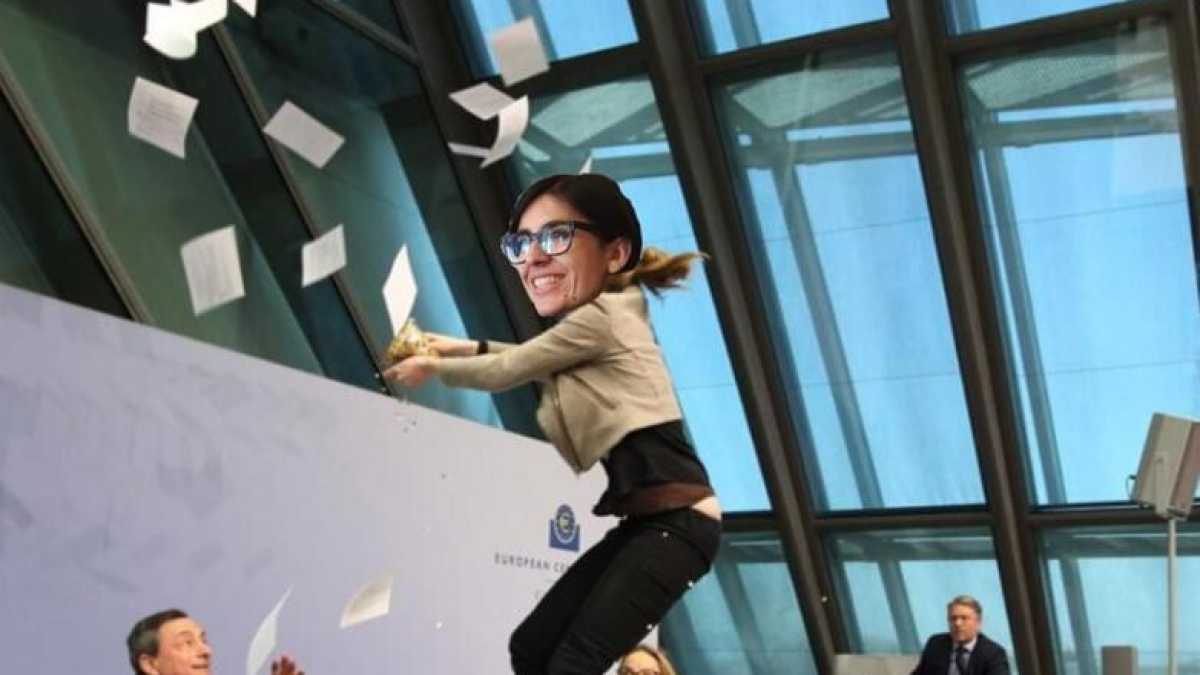Immagine di Dadone nei panni di contestatrice di Draghi. L'imbarazzante vignetta del compagno del ministro