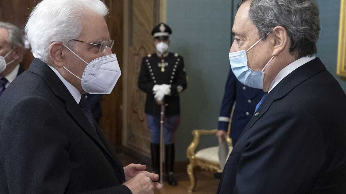 Immagine di Crisi di governo, Mattarella non accoglie le dimissioni di Draghi: "Si presenti in Parlamento"