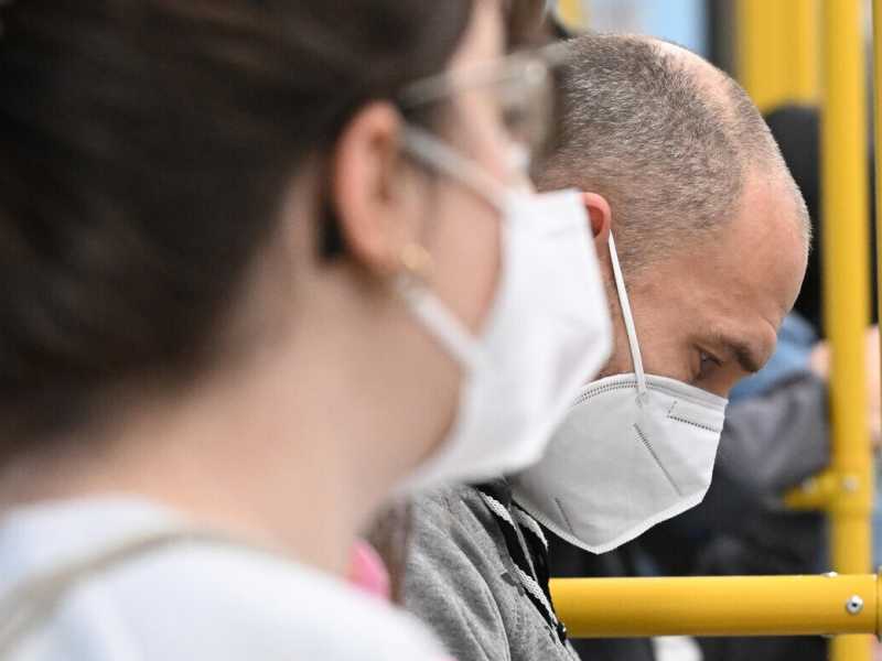  Le mascherine sono ancora obbligatorie nei mezzi di trasporto pubblici, negli ospedali, e nelle Rsa (foto di Ansa)