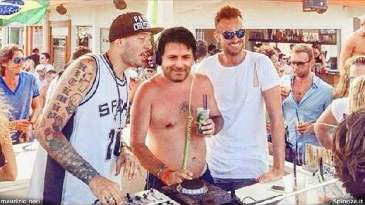 Immagine di Conte come Salvini al Papeete: il fotomontaggio di Fraccaro contro il leader M5s