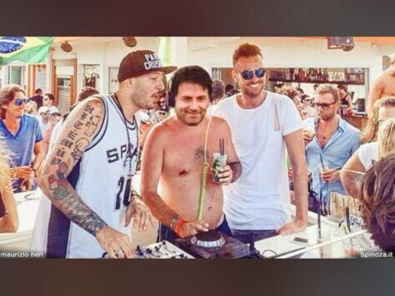 Conte come Salvini al Papeete: il fotomontaggio di Fraccaro contro il leader M5s
