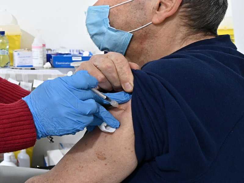 “I vaccini alterano il Dna”? Tutte le bugie della giudice no vax di Firenze