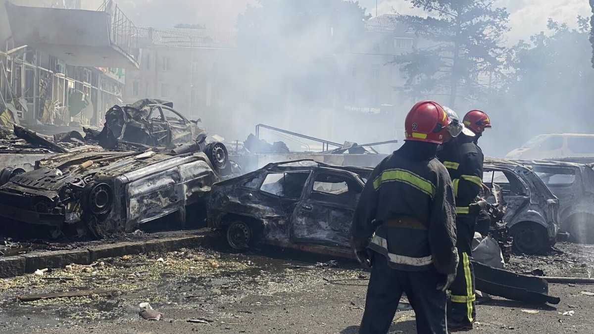 Immagine di Putin tiene in ostaggio l’Ucraina, la tortura e mente sui morti e sulle esecuzioni con i missili