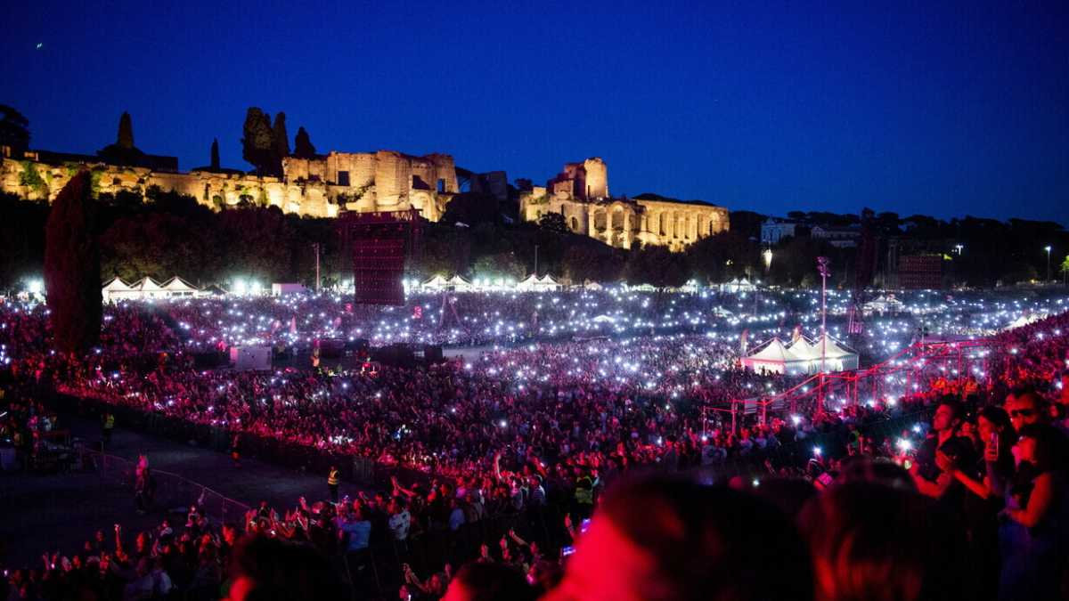Immagine di Il concerto dei Maneskin, gli idranti e la nube tossica al posto dell’euforia