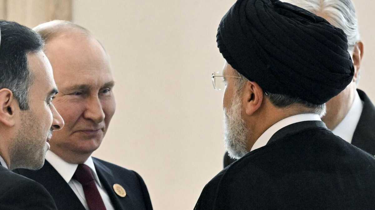 Immagine di Putin incontra l’iraniano Raisi e il turco Erdogan con un’arma in mano: la Siria
