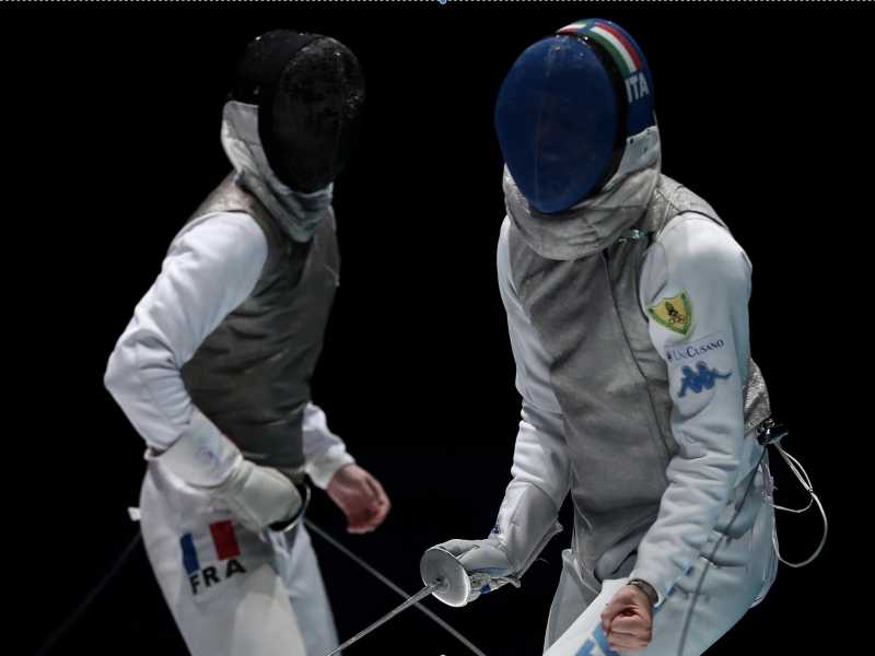 &nbsp;Daniele Garozzo nella finale del fioretto a squadre, durante i campionati europei di scherma 2022 di Adalia, in Turchia (foto di Ansa)