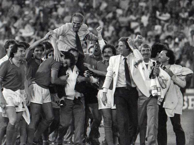 Enzo Bearzot portato in trionfo (Foto di Ansa)