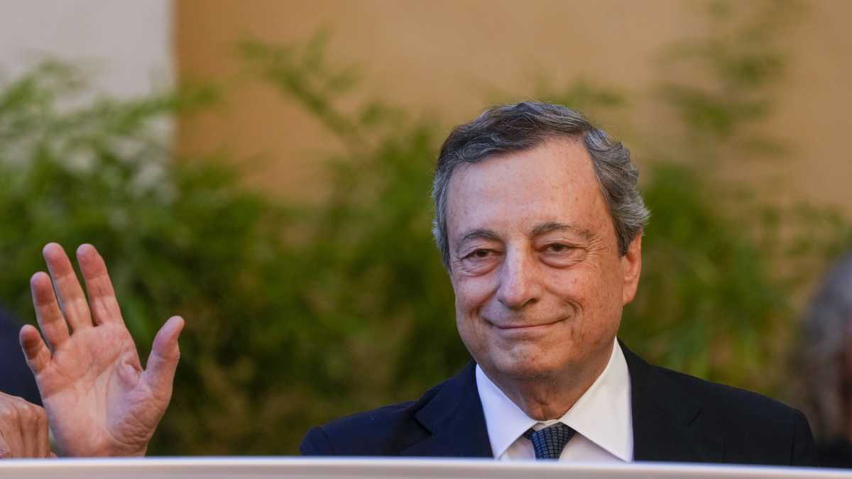 Immagine di Draghi sensibile all'appello di sindaci e governatori. Conte? "Ma che vuole ancora?"