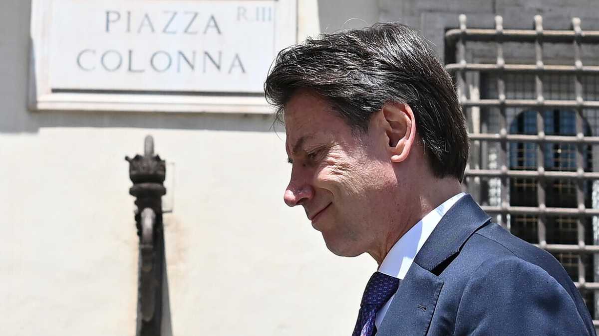Immagine di Il gioco dell'oca di Conte: "Sì a Draghi se dice ok ai 9 punti". Teme la scissione di Crippa