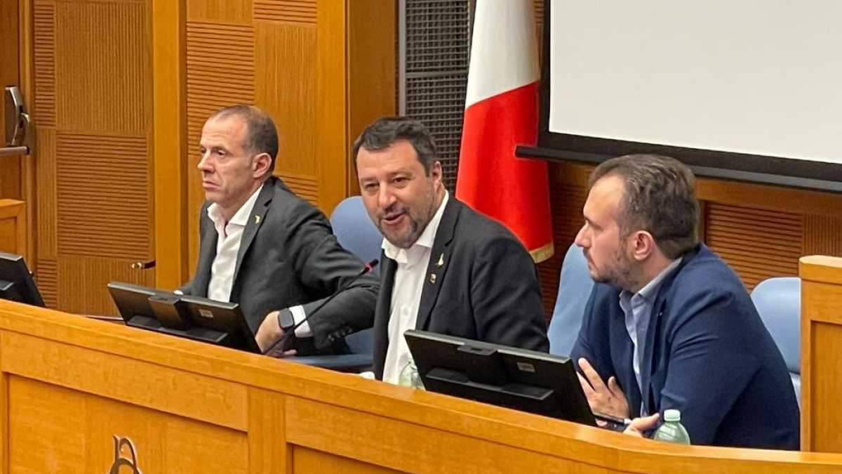 Immagine di La Lega traballa ma non molla: tra Draghi e il voto, meglio Draghi. Asse con il Cav. e muro anti Meloni