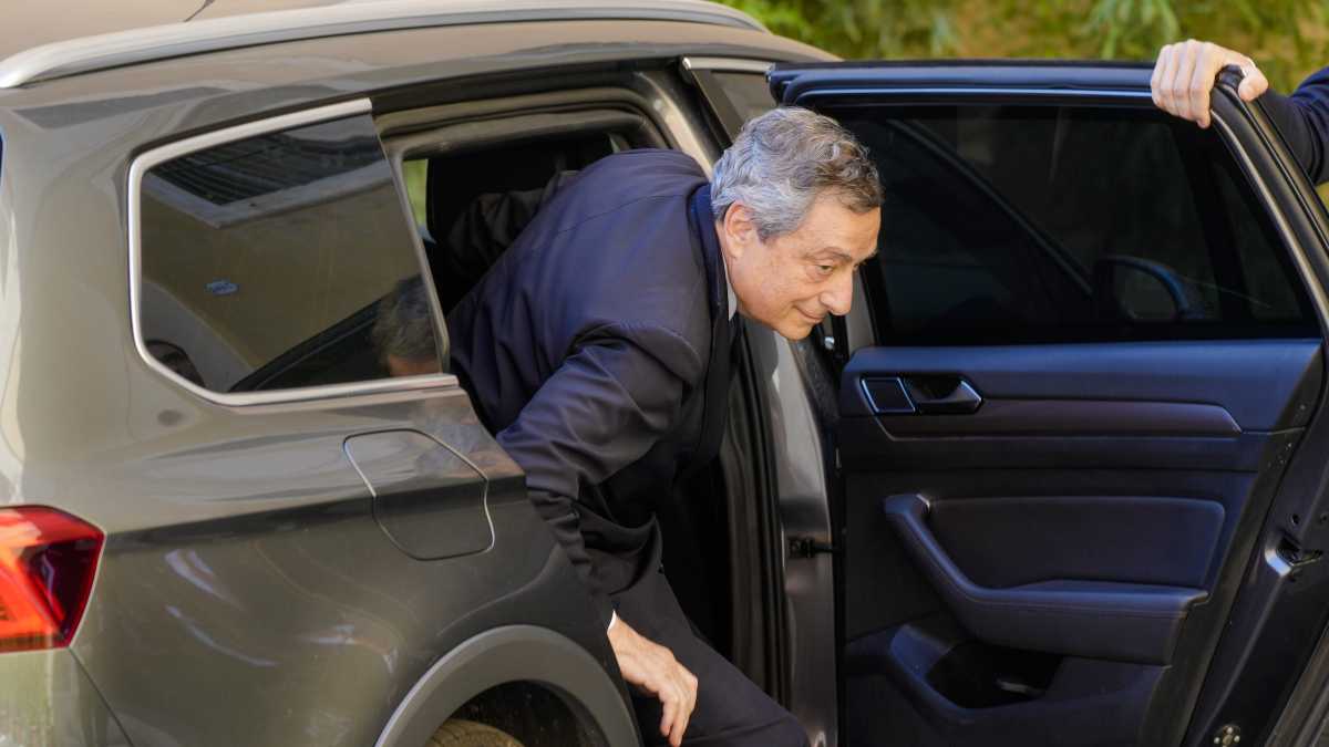 Immagine di Draghi sorride agli appelli ma i partiti restano "inaffidabili". "Vogliono il voto"