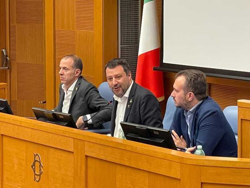 La Lega traballa ma non molla: tra Draghi e il voto, meglio Draghi. Asse con il Cav. e muro anti Meloni