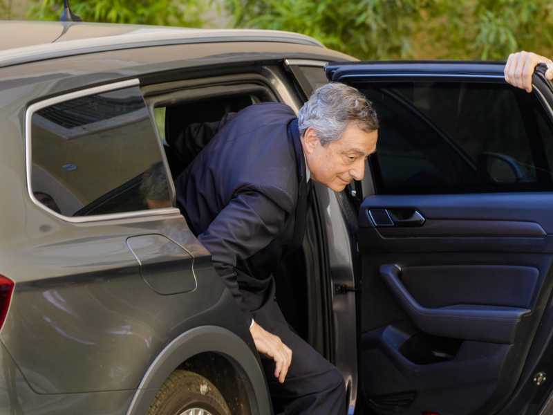 Draghi sorride agli appelli ma i partiti restano "inaffidabili". "Vogliono il voto"