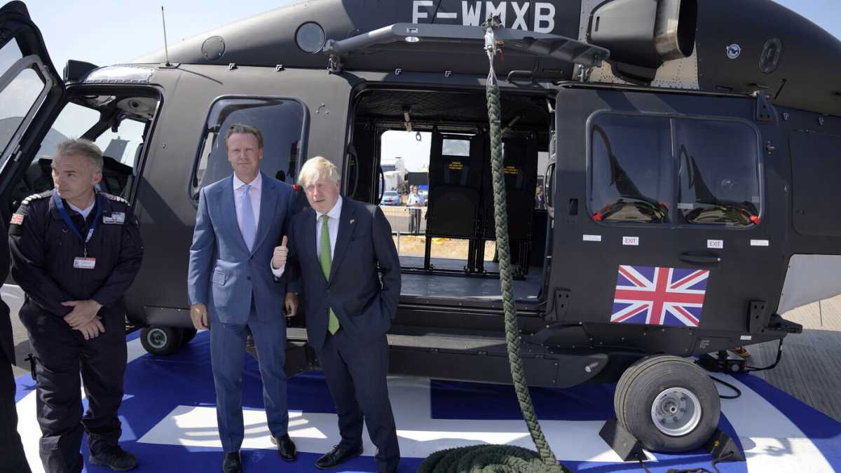Immagine di I tormenti dei Tory mentre Johnson fa il suo spericolato volo in stile Top Gun