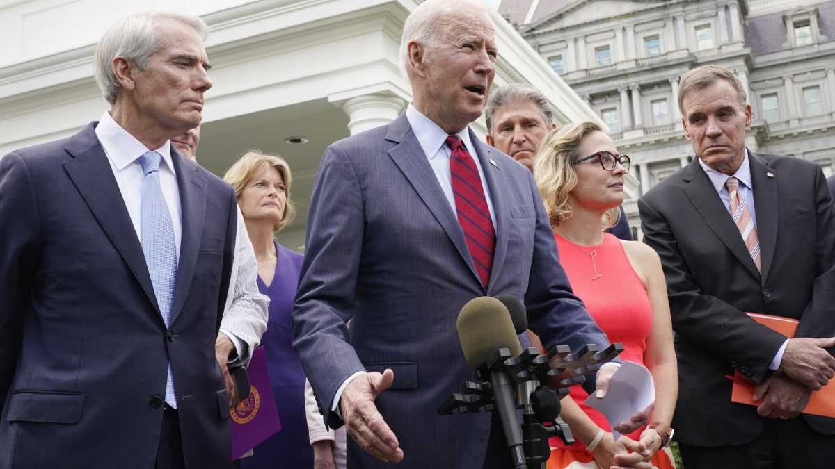 Immagine di Biden è stretto tra i moderati e Sanders e le sue riforme perdono forma