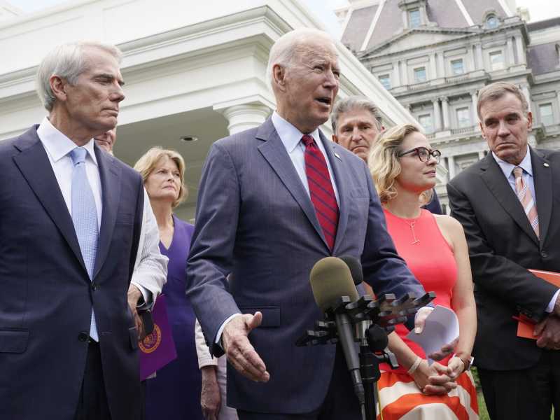 Il presidente Joe Biden con un gruppo di senatori tra cui Joe Manchin. Foto LaPresse&nbsp;<br />