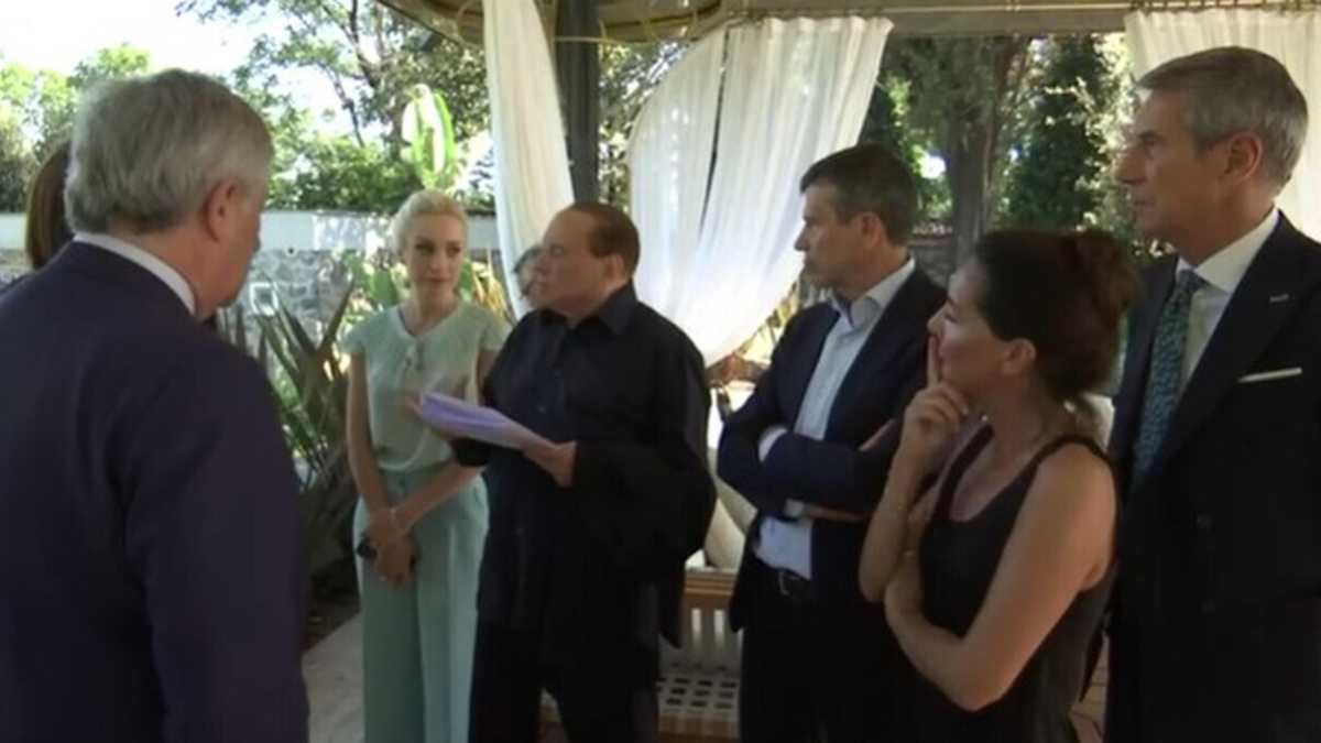 Immagine di Berlusconi sente Draghi. Le condizioni (in extremis) di Lega e FI per restare al governo