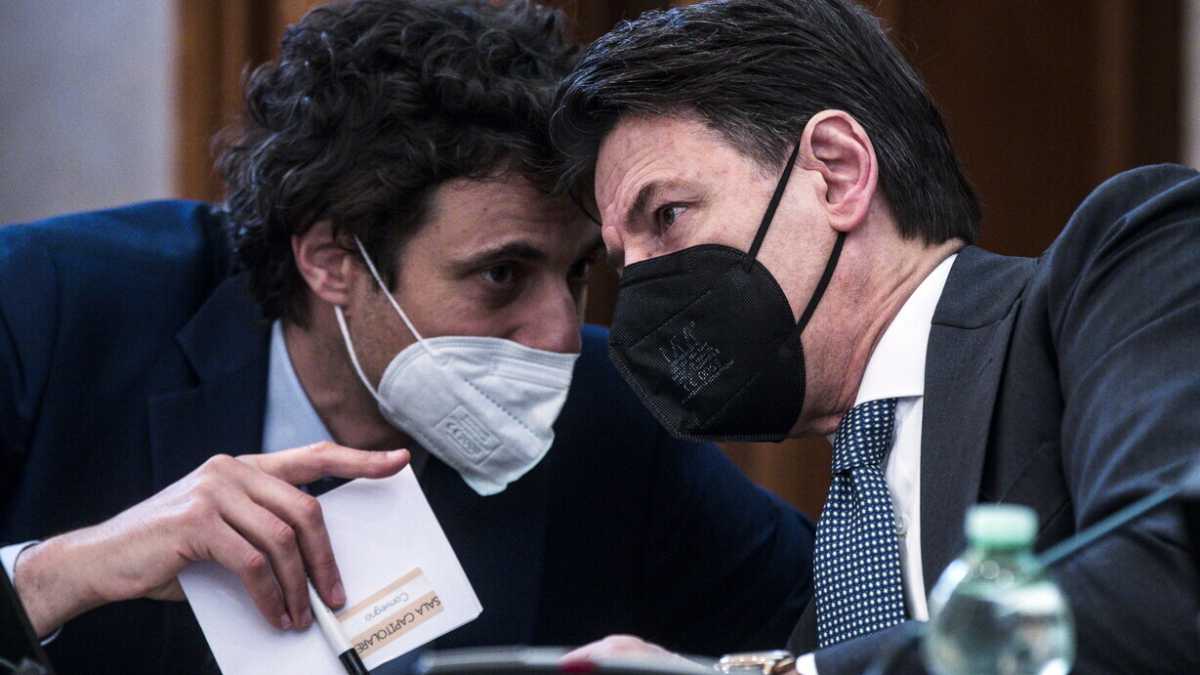 Immagine di Conte in un cul de sac. L'ultima tentazione M5s: appoggio esterno, via i ministri