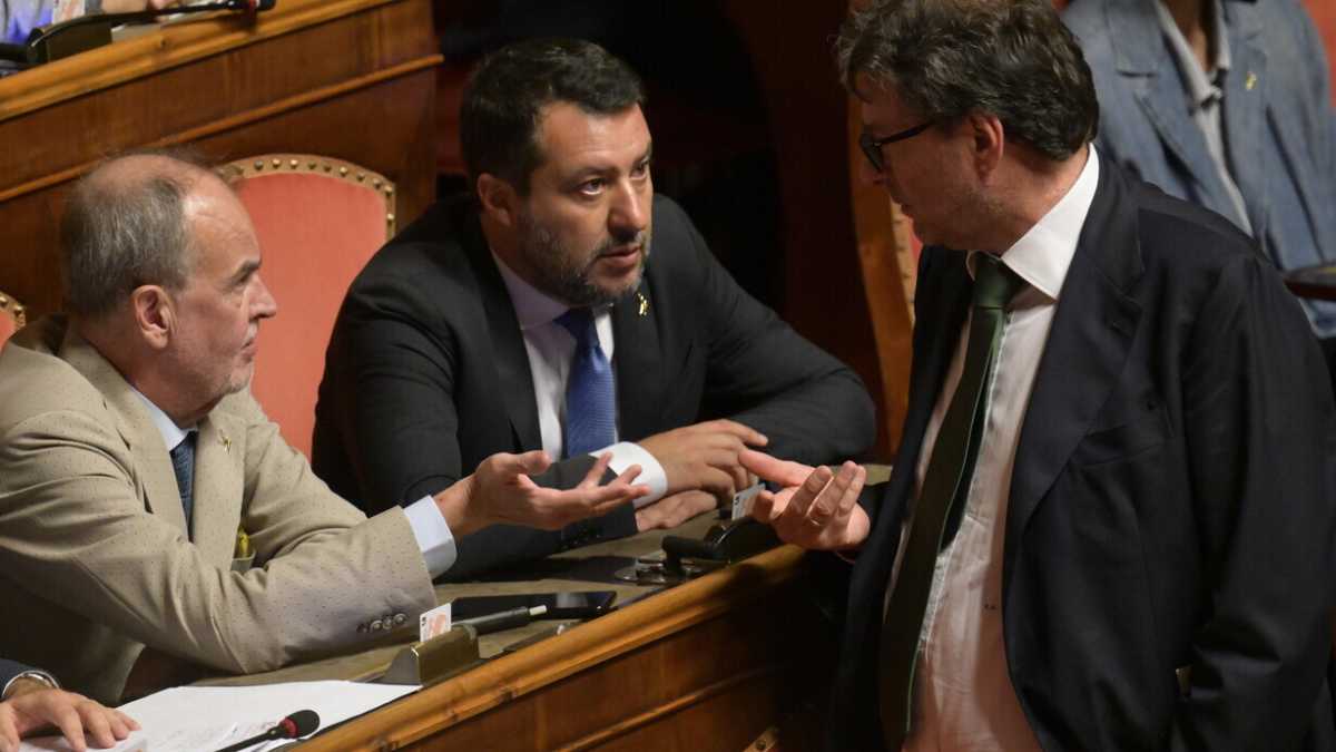 Immagine di Salvini cala la maschera. Sfida i governatori, si mangia FI e archivia l’epoca Draghi