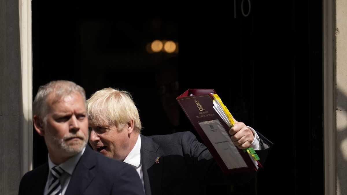 Immagine di Londra e Roma, i saluti sprezzanti dei due leader rimossi dai partiti di governo