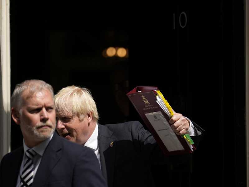 Londra e Roma, i saluti sprezzanti dei due leader rimossi dai partiti di governo